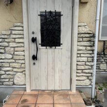 南仏・プロヴァンス風のお住いに合わせ最新の玄関に交換✨～東京都府中市 N様～